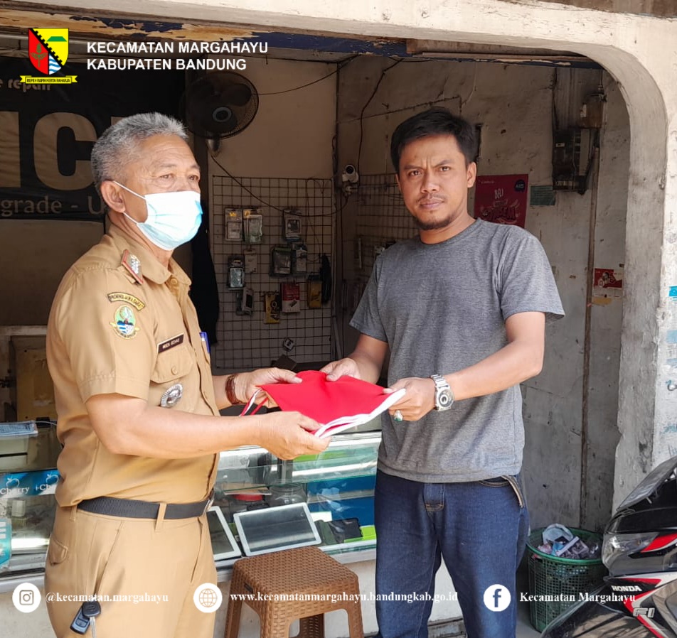 penyerahan-bendera-dalam-rangka-program-10-juta-bendera-merah-putih-dalam-hari-ulang-tahun-ke-77-kemerdekaan-republik-indonesia-tingkat-kecamatan-margahayu-16-agustus-2022