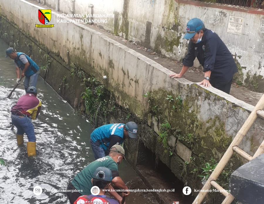 giat-kader-bandung-bedas-bersih-sampah-bersama-fkks-forum-komunikasi-kecamatan-sehat-melakukan-giat-membersihkan-wilayah-kecamatan-margahayu-13-07-2022