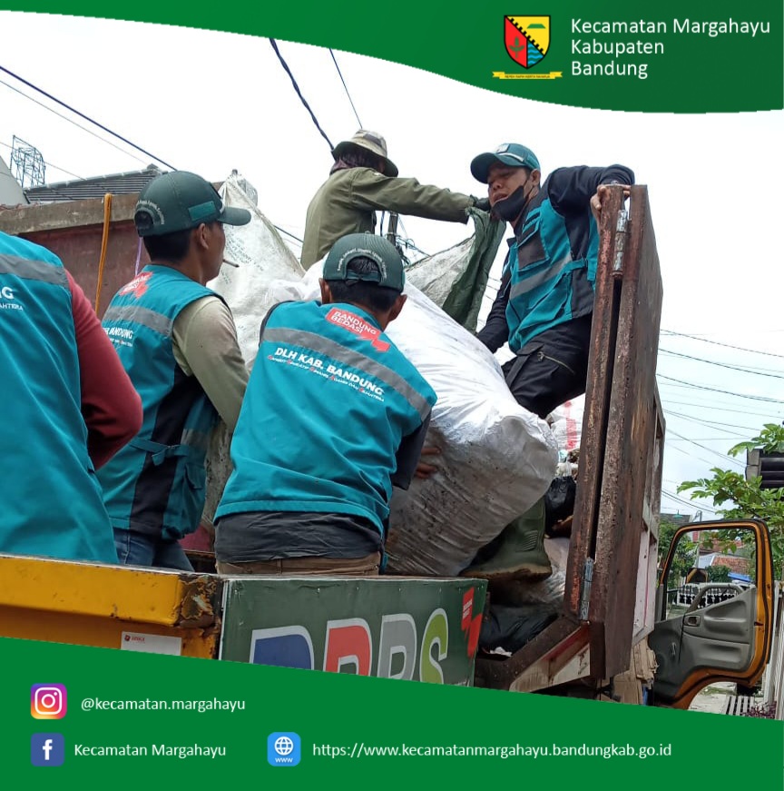 giat-kader-bandung-bedas-bersih-sampah-bersama-fkks-forum-komunikasi-kecamatan-sehat-melakukan-giat-membersihkan-wilayah-kecamatan-margahayu-24-03-2022