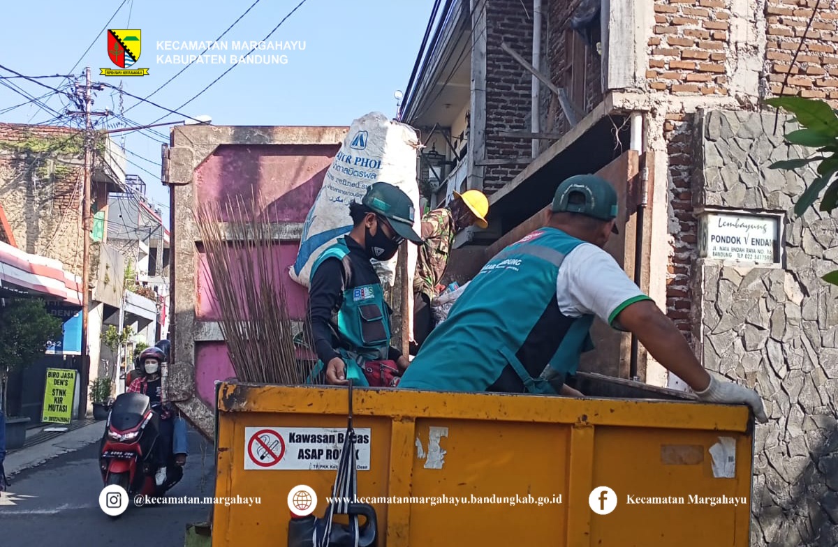giat-kader-bandung-bedas-bersih-sampah-bersama-fkks-forum-komunikasi-kecamatan-sehat-melakukan-giat-membersihkan-wilayah-kecamatan-margahayu-08-07-2022