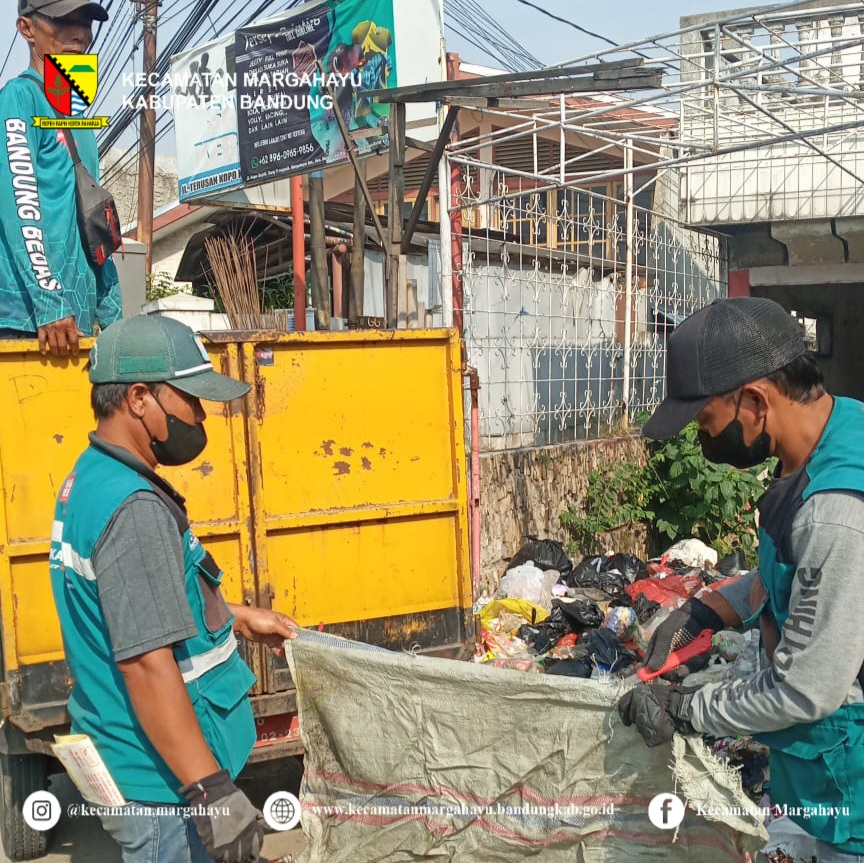 giat-kader-bandung-bedas-bersih-sampah-bersama-fkks-forum-komunikasi-kecamatan-sehat-melakukan-giat-membersihkan-wilayah-kecamatan-margahayu-22-07-2022