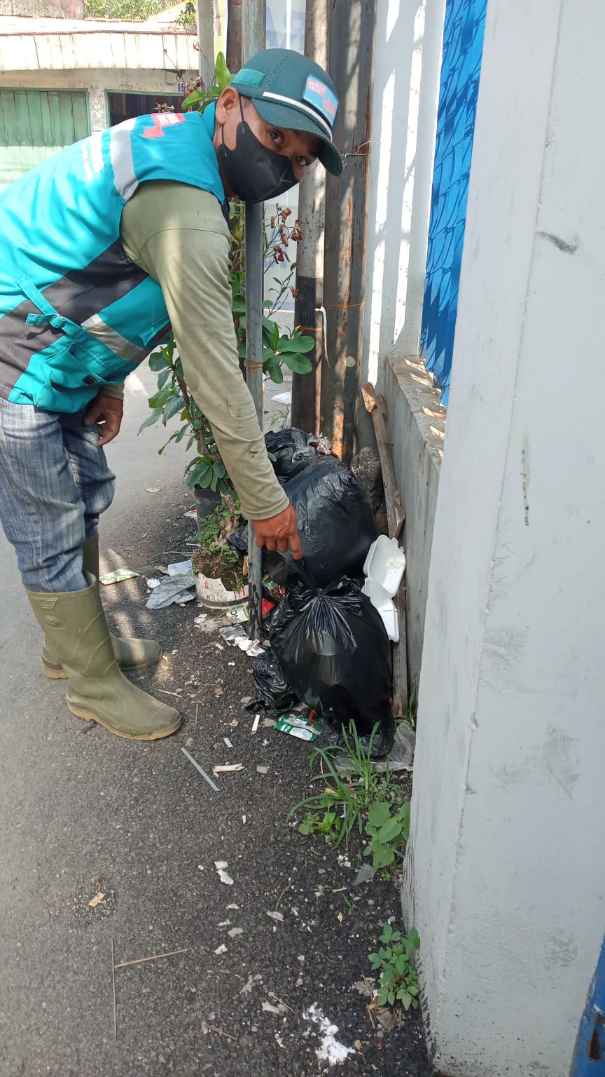 giat-kader-bandung-bedas-bersih-sampah-bersama-fkks-forum-komunikasi-kecamatan-sehat-melakukan-giat-membersihkan-wilayah-kecamatan-margahayu-07-04-2022