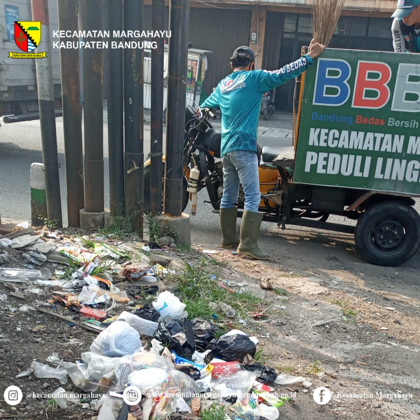giat-kader-bandung-bedas-bersih-sampah-bersama-fkks-forum-komunikasi-kecamatan-sehat-melakukan-giat-membersihkan-wilayah-kecamatan-margahayu-26-07-2022