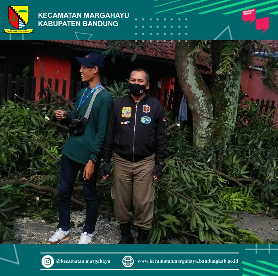 giat-penebangan-pohon-di-kopo-permai-desa-sukamenak-18-05-2022