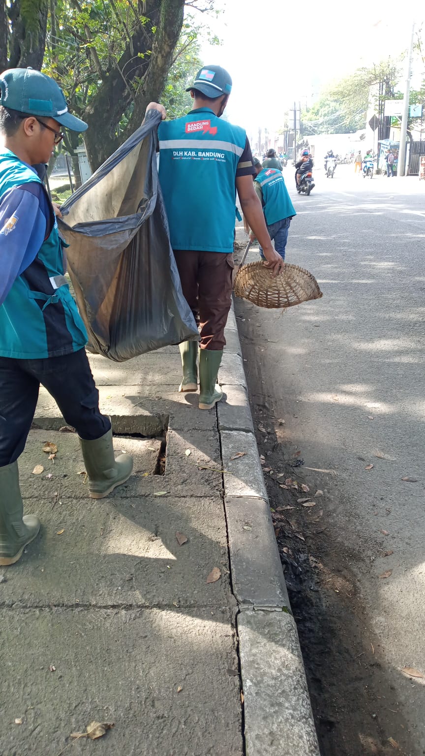 giat-kader-bandung-bedas-bersih-sampah-bersama-fkks-forum-komunikasi-kecamatan-sehat-melakukan-giat-membersihkan-wilayah-kecamatan-margahayu-05-04-2022